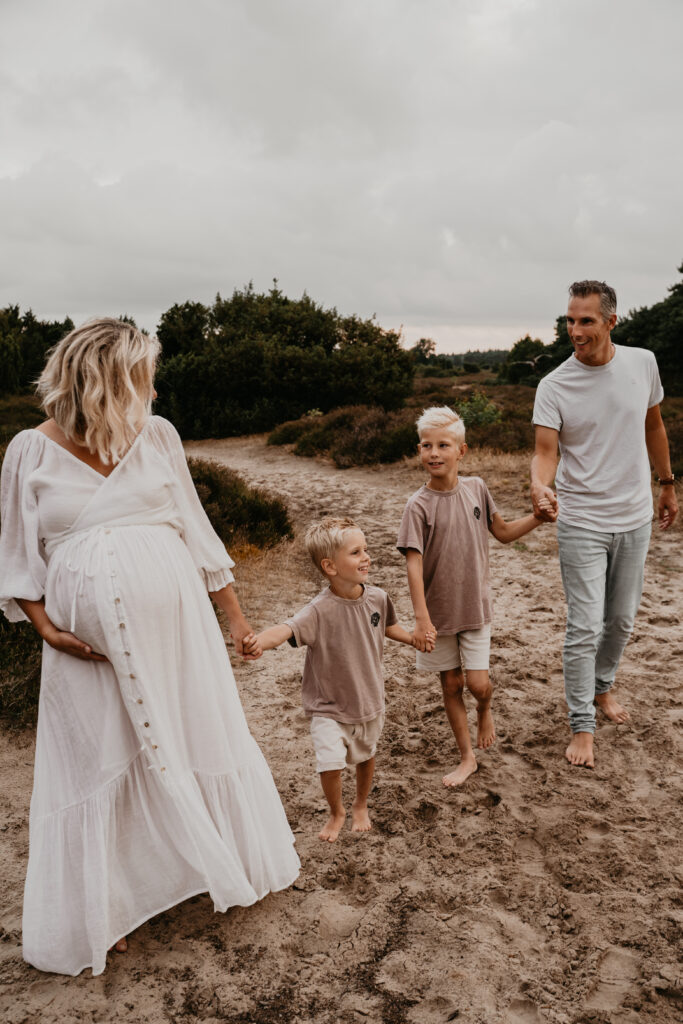 Zwangerschapsjurk uit de client closet tijdens een zwangerschapsshoot