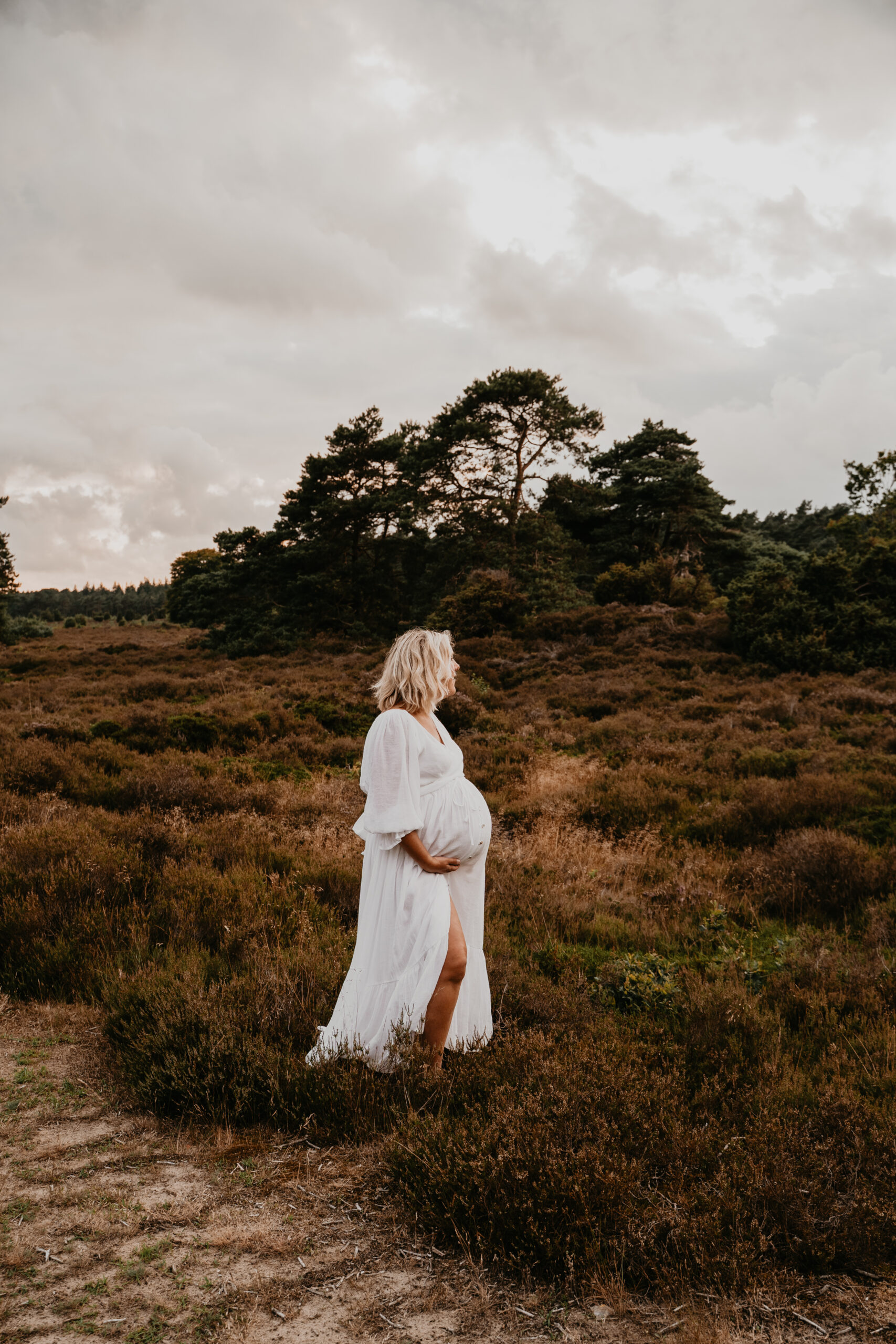 Client closet met jurken in neutrale tinten voor fotoshoots