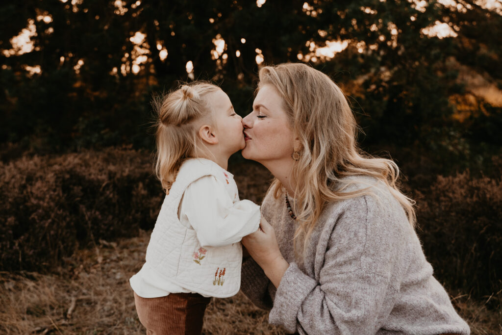 Motherhood shoot van moeder en peuter, vastgelegd op een puur en liefdevol moment