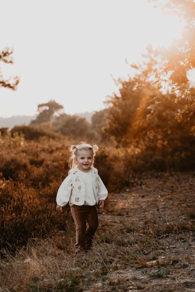 Motherhood shoot van moeder en peuter, vastgelegd op een puur en liefdevol moment