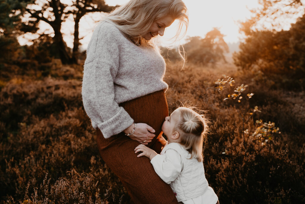 Motherhood shoot van moeder en peuter, vastgelegd op een puur en liefdevol moment