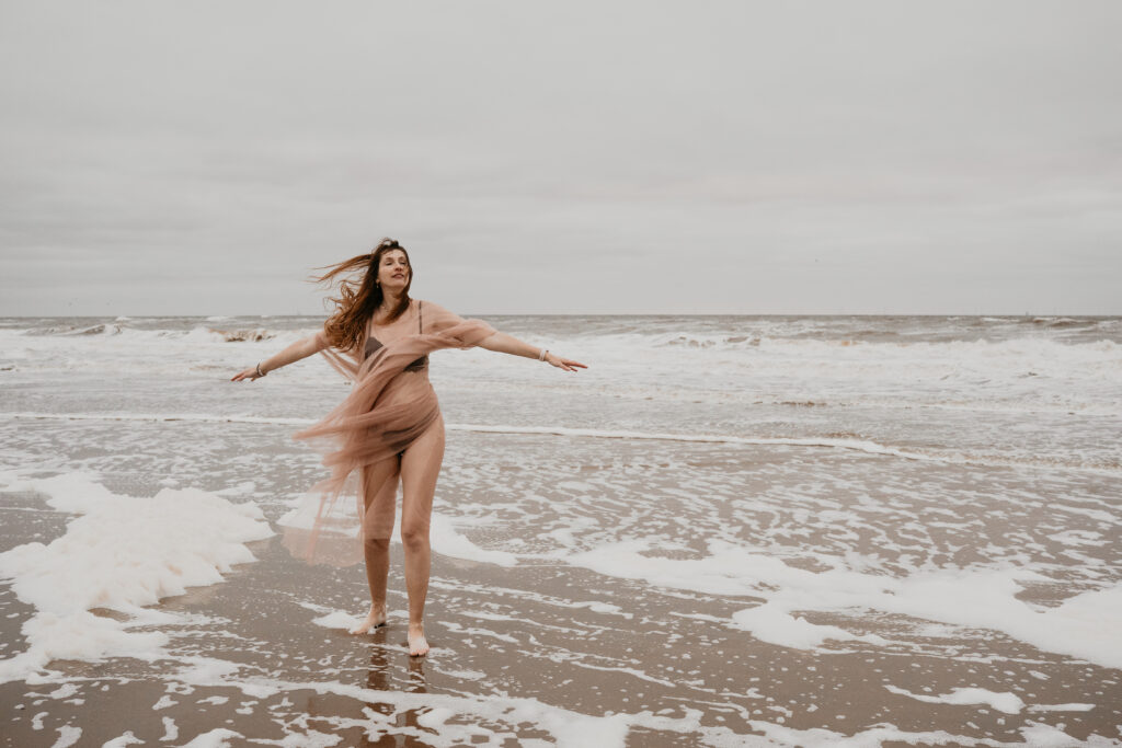 Zwangerschapsshoot op het strand zonder partner