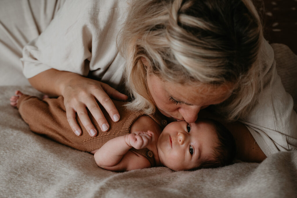 Moeder met haar baby motherhood shoot in Drenthe