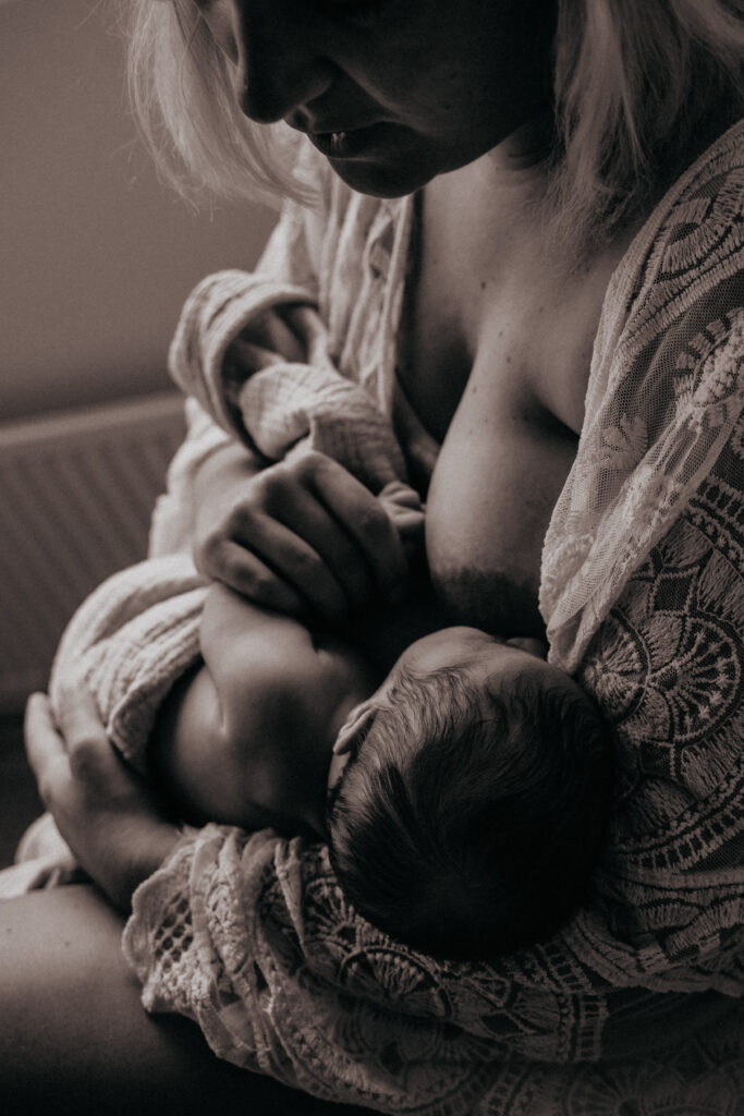 Pure motherhood fotografie van moeder die haar baby voedt