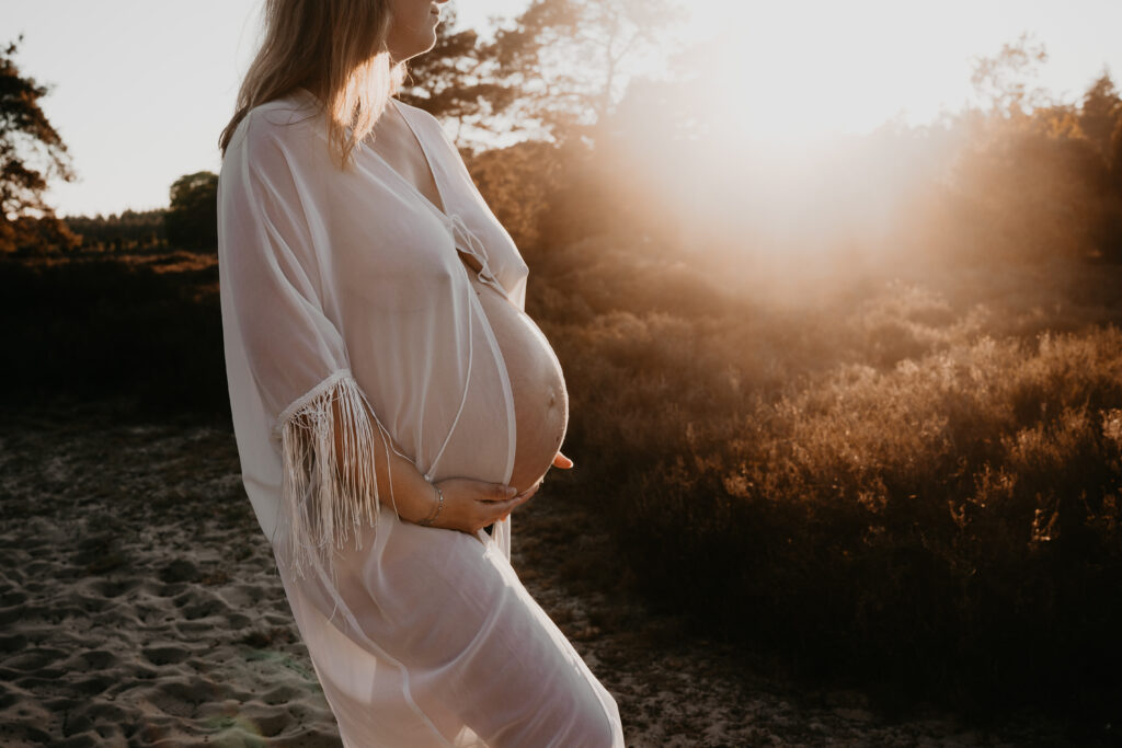 Puur en intieme zwangerschapsshoot alleen zonder partner