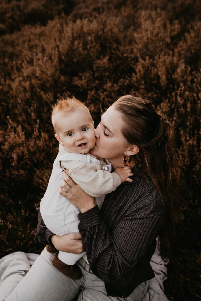 Intieme motherhood fotografie van moeder en kind met golden hour