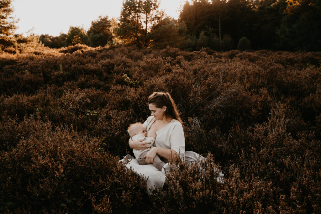 Borstvoedingsmoment vastgelegd tijdens een motherhood fotoshoot in Drenthe