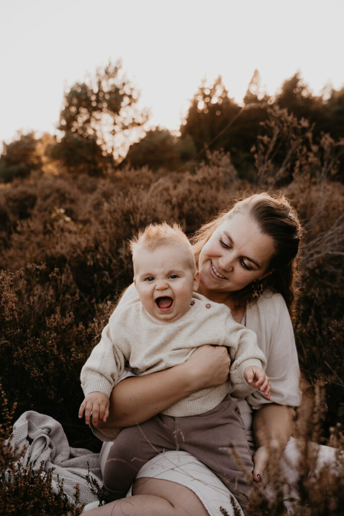 Intieme motherhood fotografie van moeder en kind met golden hour