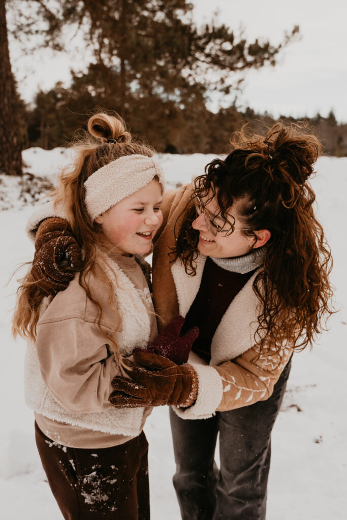 spelende kinderen tijdens een gezinsshoot Drenthe