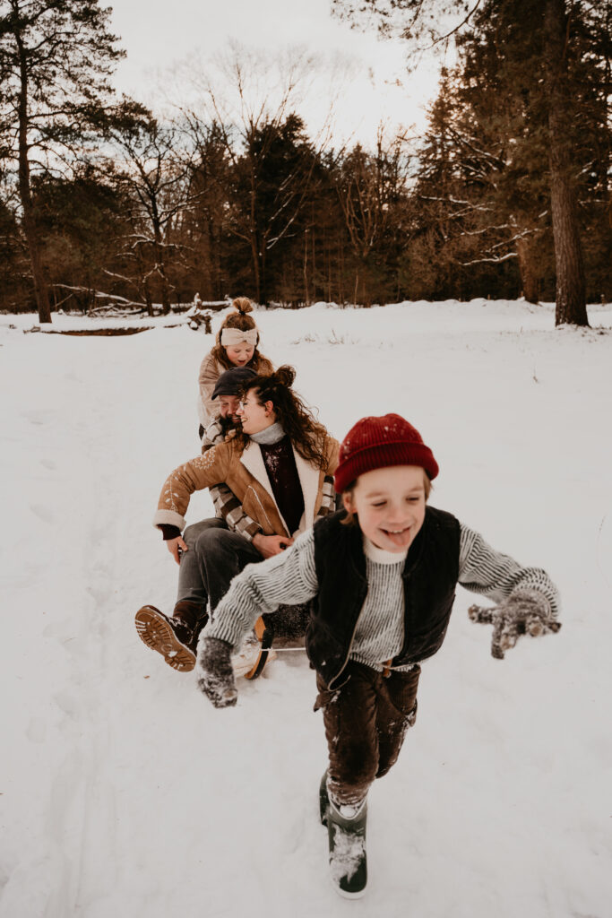 spelende kinderen tijdens een gezinsshoot Drenthe