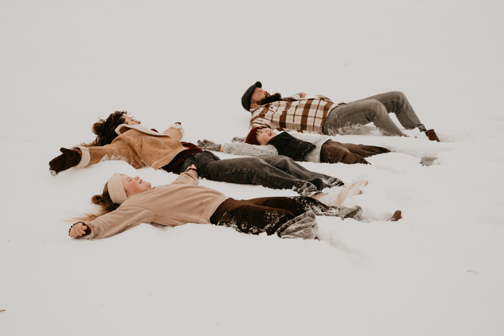 spelende kinderen tijdens een gezinsshoot Drenthe